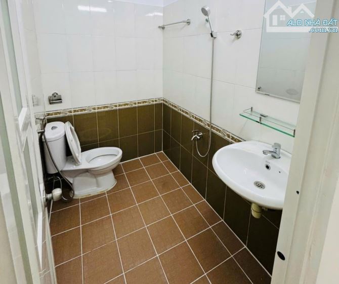 Nhà đẹp khu VIP, 6x10m, 5PN, Đường Ô Tô thông, Gần Công Viên Làng Hoa, Dưới 6 Tỉ - 5