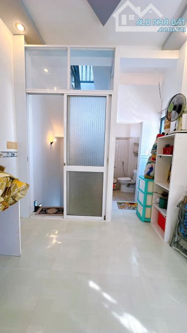 NHÀ MỚI ĐÚC 5 TẤM SỔ HỒNG  TRUNG TÂM Q4 CÓ 3 TỶ - 9