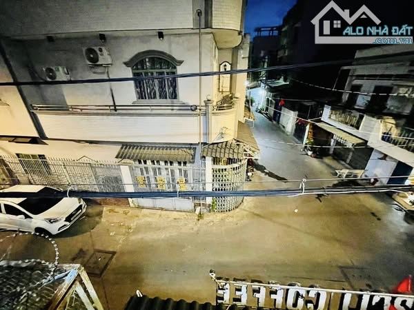 GÓC 2 MẶT TIỀN - SÁT CẠNH ĐẦM SEN - XE HƠI VÀO NHÀ - 3 TẦNG - 64M - GIÁ MỀM NHỈNH 5