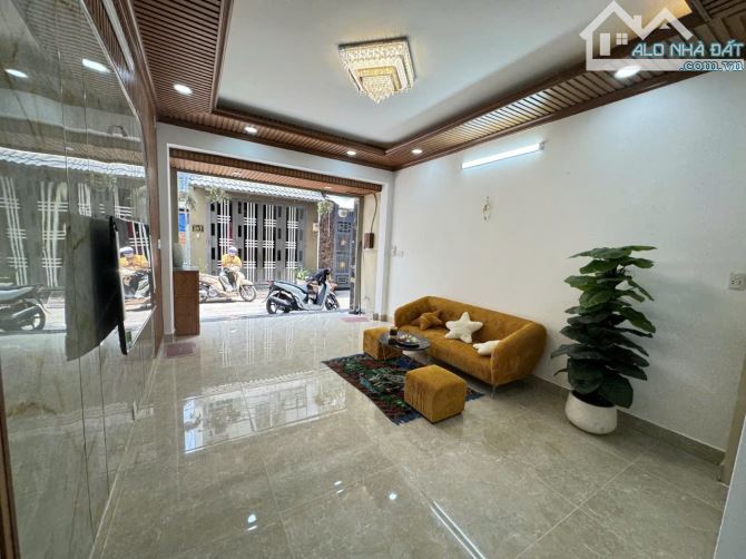 Bình Tân, Hẻm ô tô thông, Nhà 4 tầng, gần MT Lê Văn Quới, giá rẻ.
