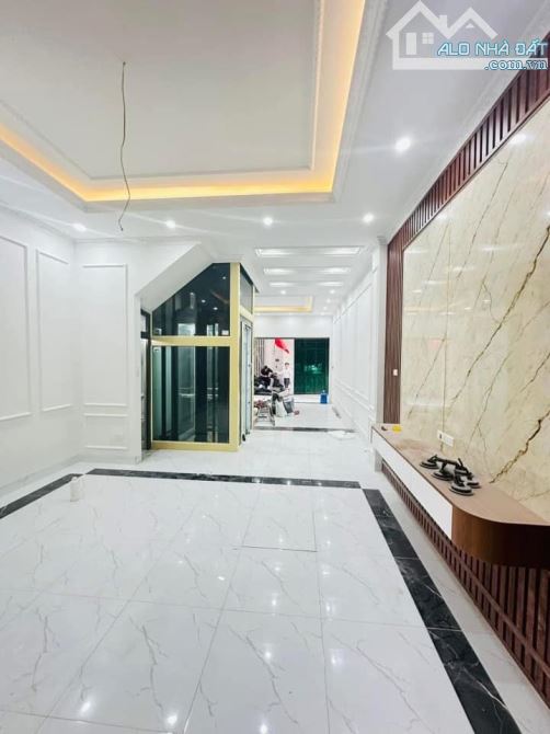 Lê Trọng Tấn, Phân lô Oto tránh, Sát phố, Ngõ thông, 5 tầng TM. 57m, MT5m. 17.8 tỷ