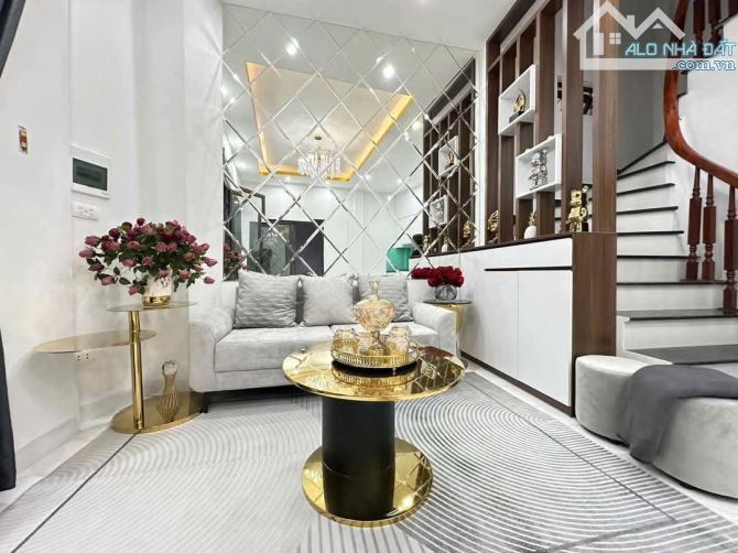 Nhà cực đẹp phố bùi xương trạch, mặt tiền siêu rộng, full nội thất, 35m2, 5tầng, giá 8 tỷ.