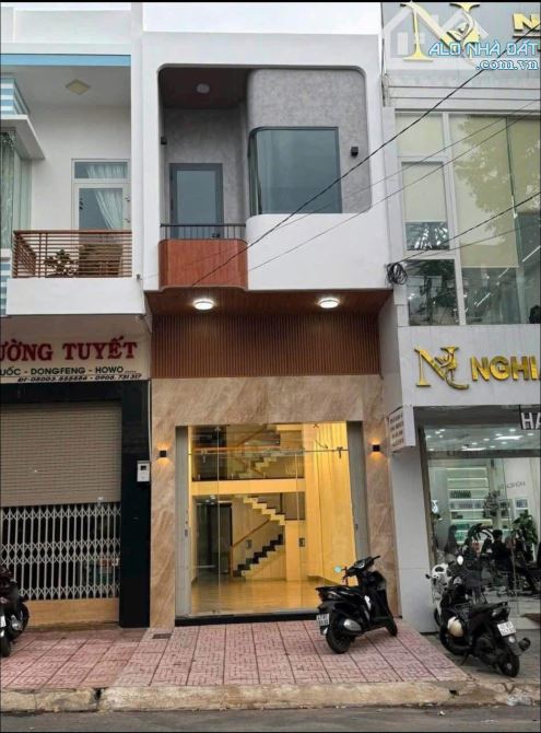 NHÀ MẶT TIỀN PHỐ CŨ NGUYỄN THỊ MINH KHAI: GIÁ 10.9 tỷ