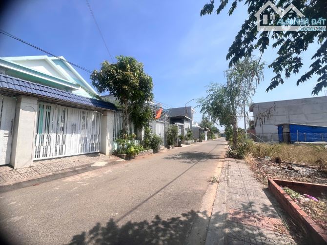 Cần bán nhanh lô đất mặt tiền đường nhựa xã Hòa Long, TP Bà Rịa.
