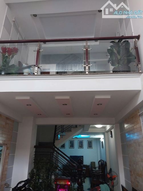 Chính chủ cần bán gấp nhà phố hẻm xe hơi đường Bà Hom, giá tốt nhất thị trường!