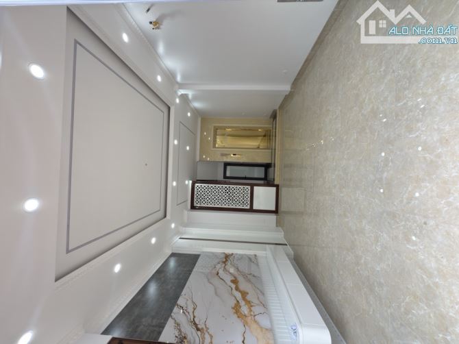 - Bán nhà đường Cầu Giấy, dân xây, sát phố, nội thất xịn sò, 36m2, 9.9 tỷ.
