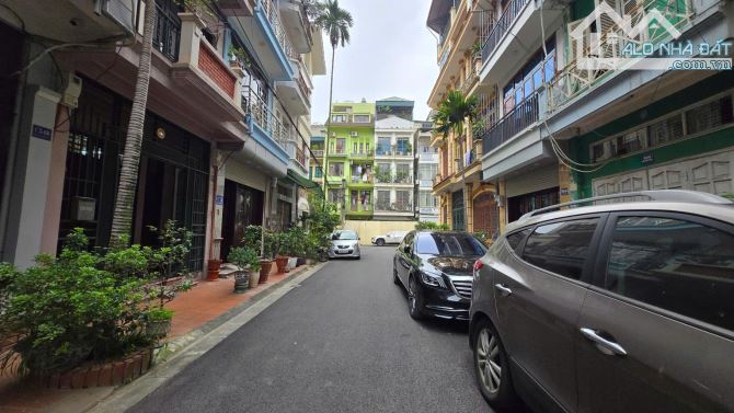 Bán nhà Văn Miếu, Đống Đa, DT 50m2, phân lô vỉa hè Ô tô đỗ tránh