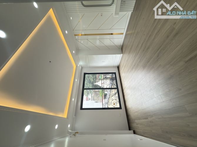 - Bán nhà đường Cầu Giấy, dân xây, sát phố, nội thất xịn sò, 36m2, 9.9 tỷ. - 1