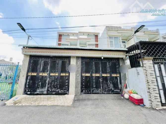 Bán Gấp Nhà Phố Cao Cấp Gần Chợ Đông Hòa Dĩ An Giá Siêu Tốt - 1