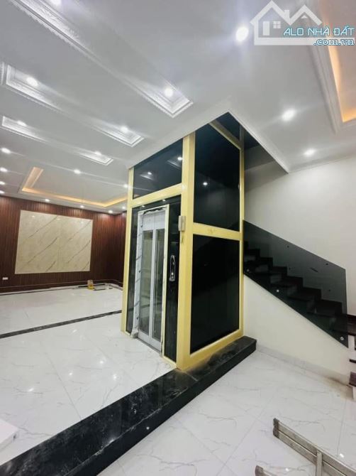 Lê Trọng Tấn, Phân lô Oto tránh, Sát phố, Ngõ thông, 5 tầng TM. 57m, MT5m. 17.8 tỷ - 2
