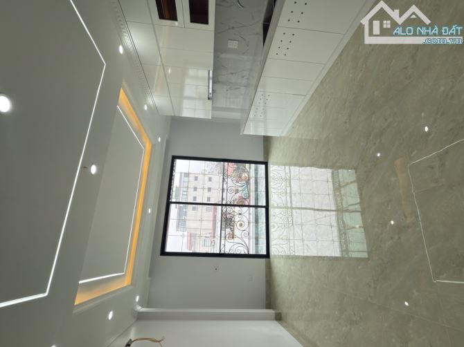 - Bán nhà đường Cầu Giấy, dân xây, sát phố, nội thất xịn sò, 36m2, 9.9 tỷ. - 2