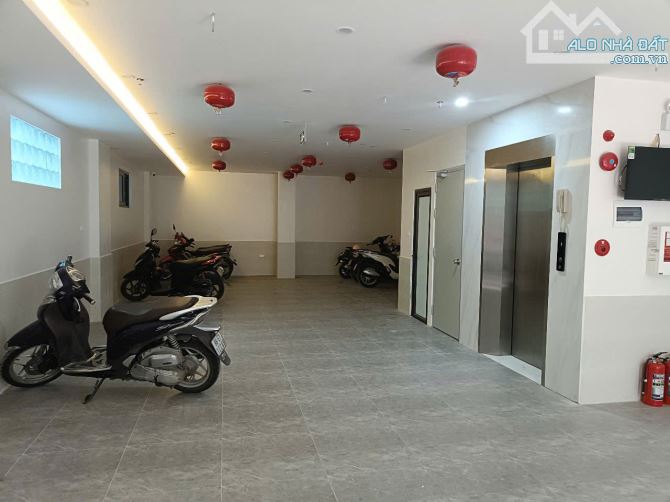 CCMN ĐH Công Nghiệp 132.7m2-7T-TM, 2 mặt đường ô tô, DT 1.6 tỷ/năm, 22.9 tỷ - 2