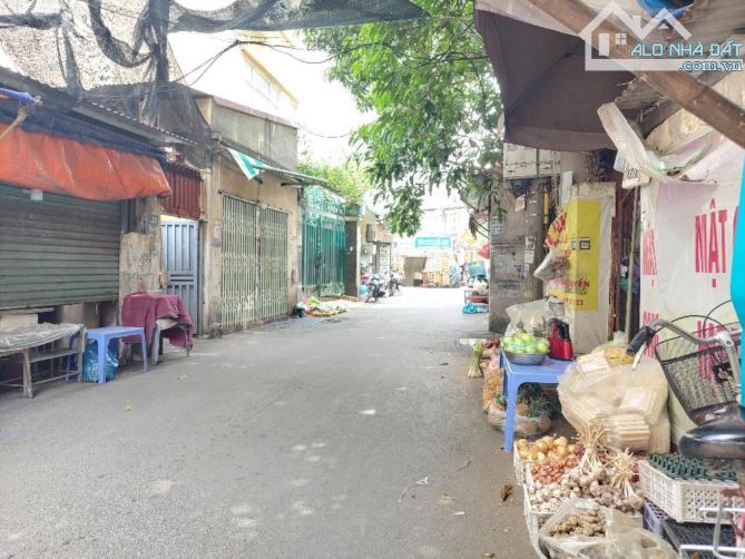 Bán đất tặng nhà cấp 4 tại Hồ Tùng Mậu, ngõ thông ô tô tránh, kinh doanh