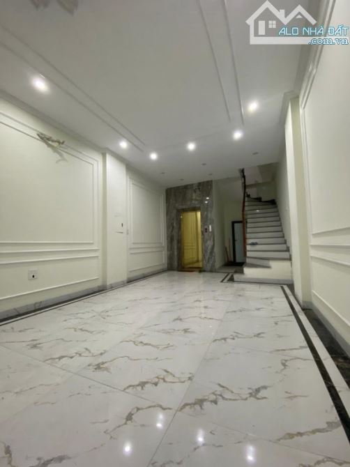 - Bán nhà đường Cầu Giấy, 10m ô tô, dân xây, sát phố, nội thất xịn sò, 38m2, 9.5 tỷ.