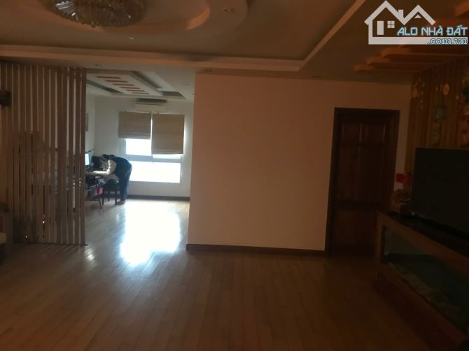 Bán CHCC tòa CT5 Mỹ Đình Sông Đà. DT 132m² gồm 4pn và 2vs, nhà 2 mặt thoáng. Giá 8,35 tỷ.