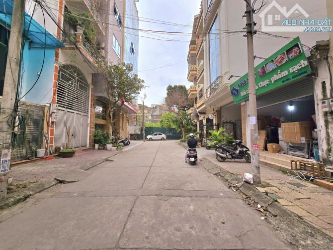 Hoàng Quốc Việt phân lô 5 tầng vỉa hè rộng, ô tô đỗ ngày đêm