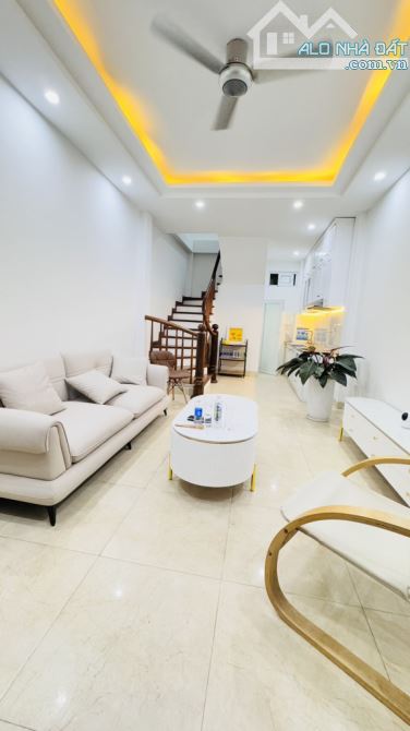 Nhà đẹp phố hoàng cầu full tiện ích