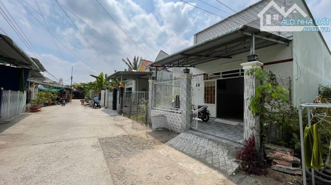 Nhà ở thị trấn Long Hồ, oto tới nơi thuận tiện di chuyển