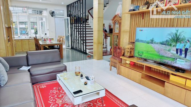 +B.án N.hà TT ĐỨC GIANG-DT106M2- 4T NHỈNH 12.5 TỶ- NHÀ  ĐẸP- HÓT - GIÁ TỐT - NT CHẤT .