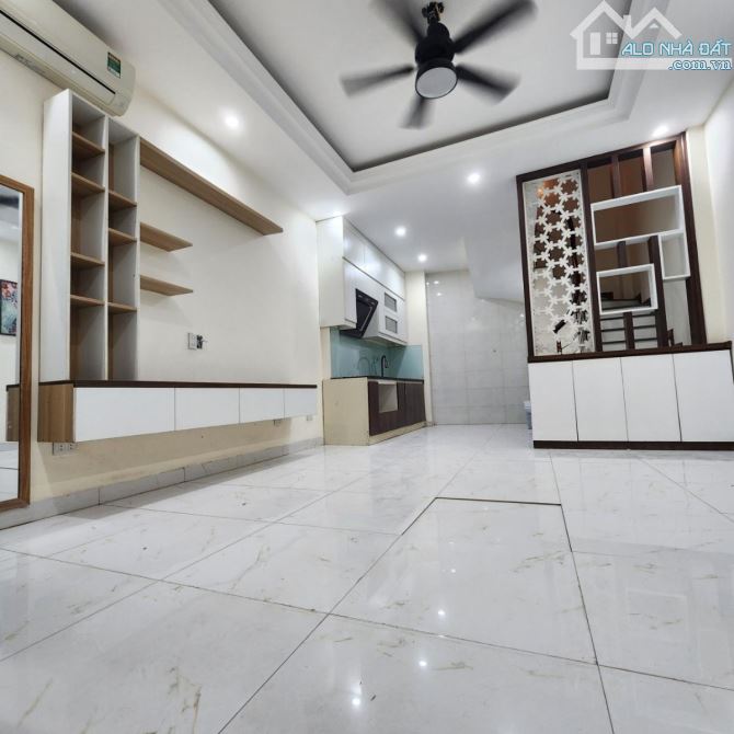 NHÀ XINH trong đê Phố Ngọc Thuỵ 30m x 5 tầng - SDCC 5,2 tỷ