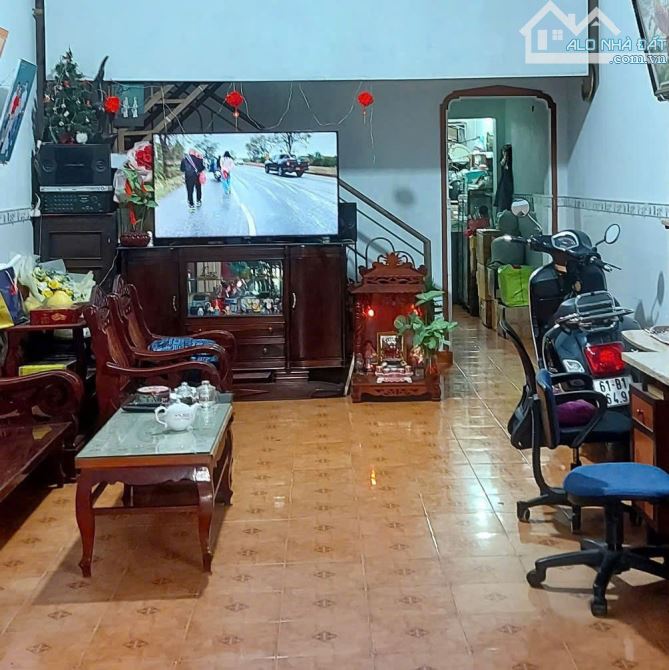 Bán nhà 1 Trệt 1 Lầu trung tâm TP Dĩ An,gần trường THPT Dĩ An,đường xe hơi