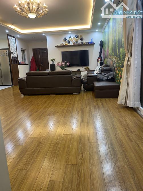 Bán căn hộ chung cư M5 Nguyễn Chí Thanh, DT 133m2, 3 ngủ, 2 vệ sinh giá 9,5 tỷ