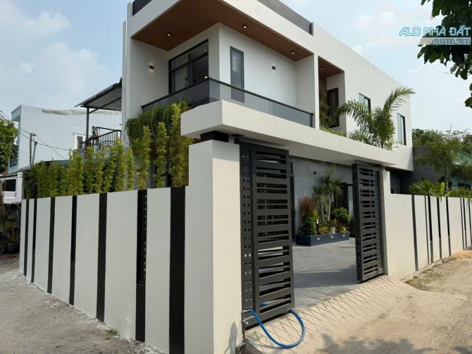 Bán nhà góc biệt thự vườn mới đẳng cấp 1 trệt + 1 lầu - DT 142m2 - đường nhựa 6m - 4ty9