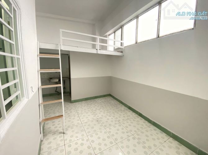 Phòng trọ có gác , cửa sổ trời ngay ga t3 , cao đẳng y Phạm Ngọc Thạch