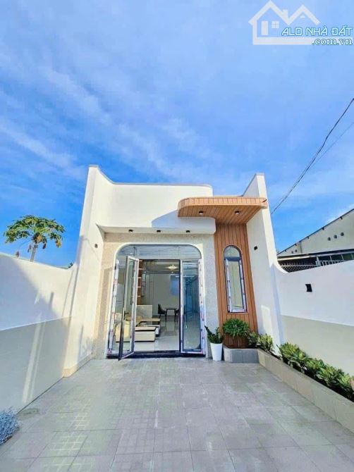 CHỦ NHÀ CẦN TIỀN BÁN GẤP NHÀ CẤP 4 VỪA XÂY CHỈ 1TY350