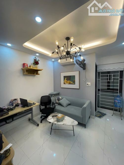 BÁN CĂN HỘ CCMN PHỐ GIẢI PHÓNG - CHỈ 15m RA PHỐ - HƠN TỶ  - Toà nhà mới xây đc 2 năm, tầng