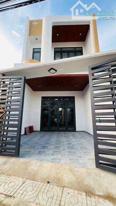 800TR - NHÀ 1 TRỆT 1 LẦU TRONG KHU DÂN CƯ CAO CẤP NGAY ĐỒNG KHỞI - BIÊN HOÀ 5x18 SHR