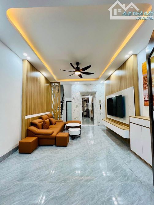 - Bán nhà đường Cầu Giấy, mặt tiền rộng, dân xây, sát phố, nội thất xịn sò, 53m2, 11.5 tỷ.