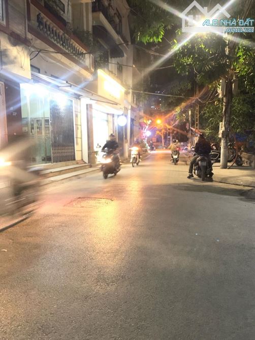 Bán nhà quan nhân ôtô nằm ngủ trong nhà, kd vô đối, 42m* 5T giá 11.5 tỷ.