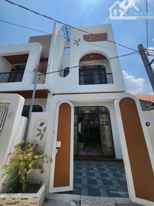 Bán Nhà SHR có hoàn công, 99m2 giáp chợ Bình Chánh
