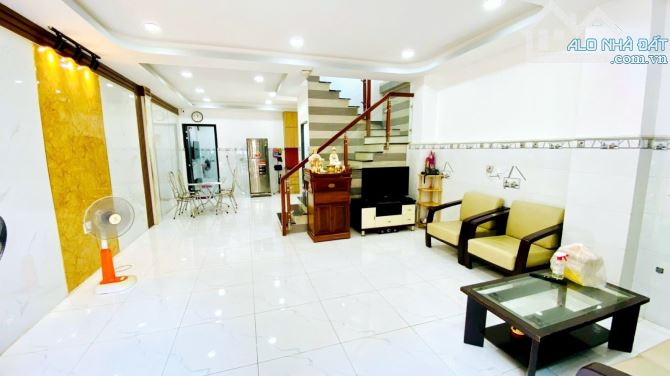 🚗 Bán nhà HXH Nguyễn Trãi, Q1, 2 tầng, DTSD 60m² – Giá 10.2tỷ! 🚗