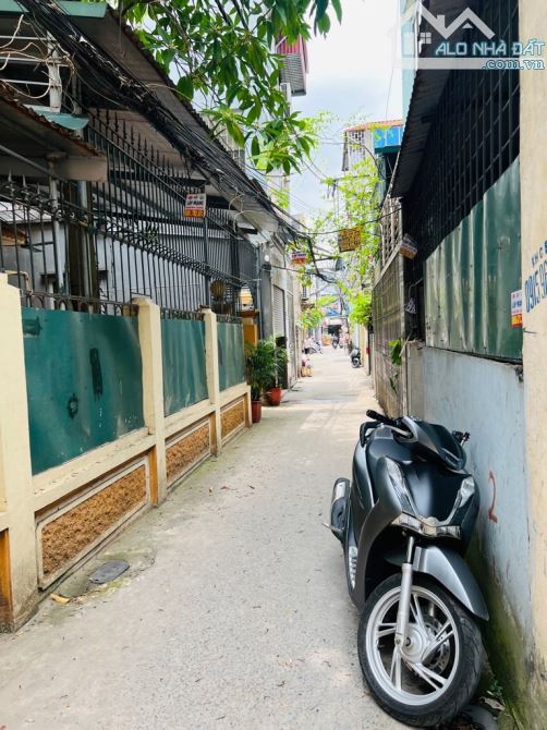 BÁN NHÀ LĨNH NAM 30M2 - 3 TẦNG - NGÕ THÔNG 3 GÁC - 40M2 RA PHỐ OTO TRÁNH - 2,18 TỶ