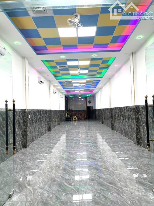 Nhà Mặt tiền buôn Bán Sổ hồng hoàn công 250m2  Đất Dt743 Vincom 550 dĩ an