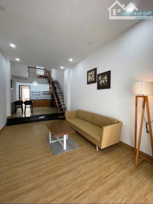 Cho thuê nhà 2 tầng Hồ Xuân Hương sát biển Mỹ Khê có sân ô tô