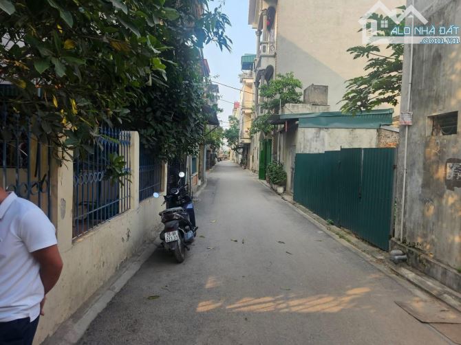 Hiếm nhà Phúc Lợi 100m - 5 tầng - Dòng tiền 300tr/năm - lô góc vỉa hè 2m- 20tỷ