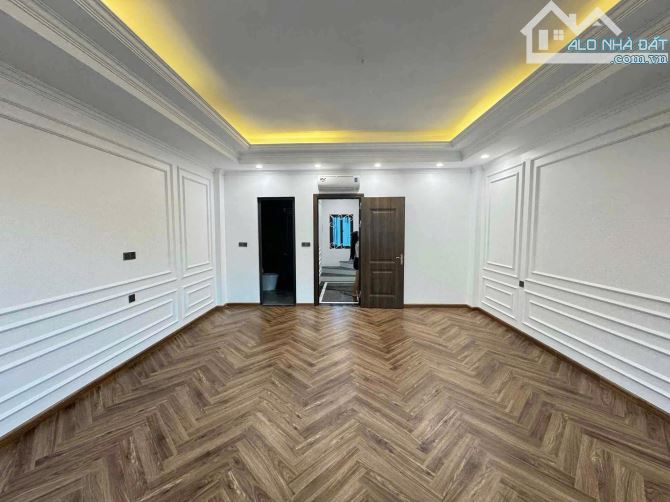 Bán nhà mặt phố Nguyễn Văn Cừ, DT 61m, 7 tầng thang máy, MT 4m, giá 33.5 tỷ.