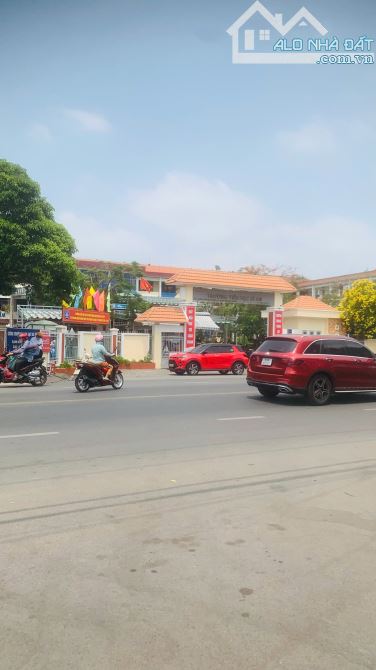 Bán nhà 1 Trệt 1 Lầu trung tâm TP Dĩ An,gần trường THPT Dĩ An,đường xe hơi - 1