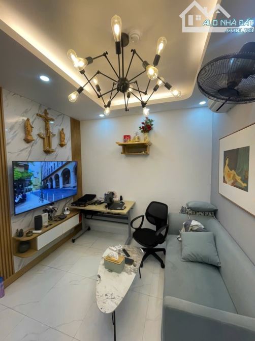 BÁN CĂN HỘ CCMN PHỐ GIẢI PHÓNG - CHỈ 15m RA PHỐ - HƠN TỶ  - Toà nhà mới xây đc 2 năm, tầng - 1