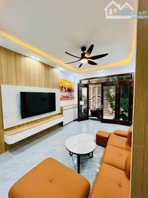 - Bán nhà đường Cầu Giấy, mặt tiền rộng, dân xây, sát phố, nội thất xịn sò, 53m2, 11.5 tỷ. - 1