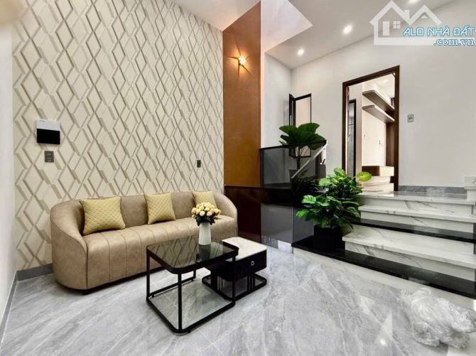 - Bán nhà đường Cầu Giấy, mặt tiền rộng, dân xây, sát phố, nội thất xịn sò, 43m2, 12 tỷ. - 1