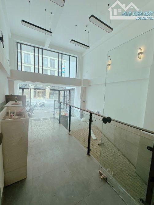 BÁN TÒA THUƠNG MẠI VĂN PHÒNG Hầm 7 Lầu Vip PHÚ NHUẬN - 1