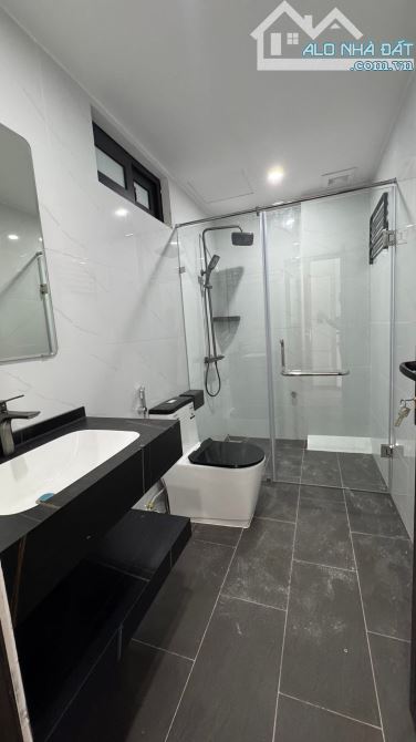 - Bán nhà đường Cầu Giấy, mặt tiền rộng, dân xây, sát phố, nội thất xịn sò, 48m2, 11.3 tỷ. - 1