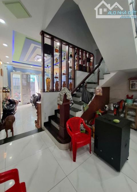Nhà 4 tầng full nội thấp 50m2 chỉ hơn 5 tỷ , ngay UBND p. Phú Thuận Quận 7 - 1