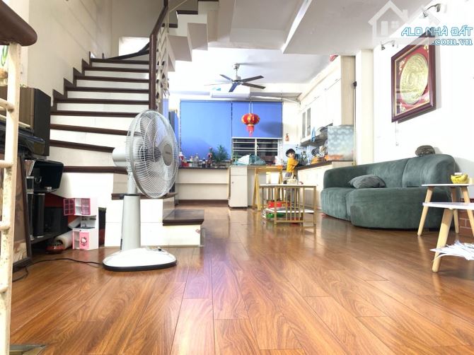 Bán nhà quan nhân ôtô nằm ngủ trong nhà, kd vô đối, 42m* 5T giá 11.5 tỷ. - 2