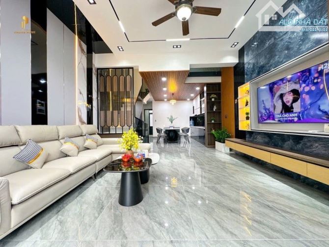 - Bán nhà đường Cầu Giấy, mặt tiền rộng, dân xây, sát phố, nội thất xịn sò, 43m2, 12 tỷ. - 2