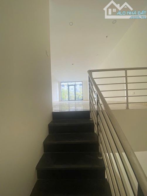 Bán chân đế 94m 2 tầng sổ lâu dài kinh doanh tốt toà lotus 190 Sài Đồng  giá 5,5 tỷ - 2